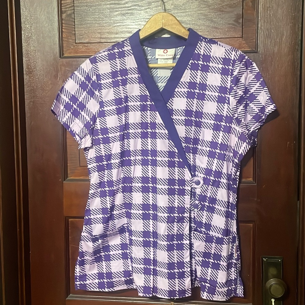 💜White Cross Scrub top Size Medium